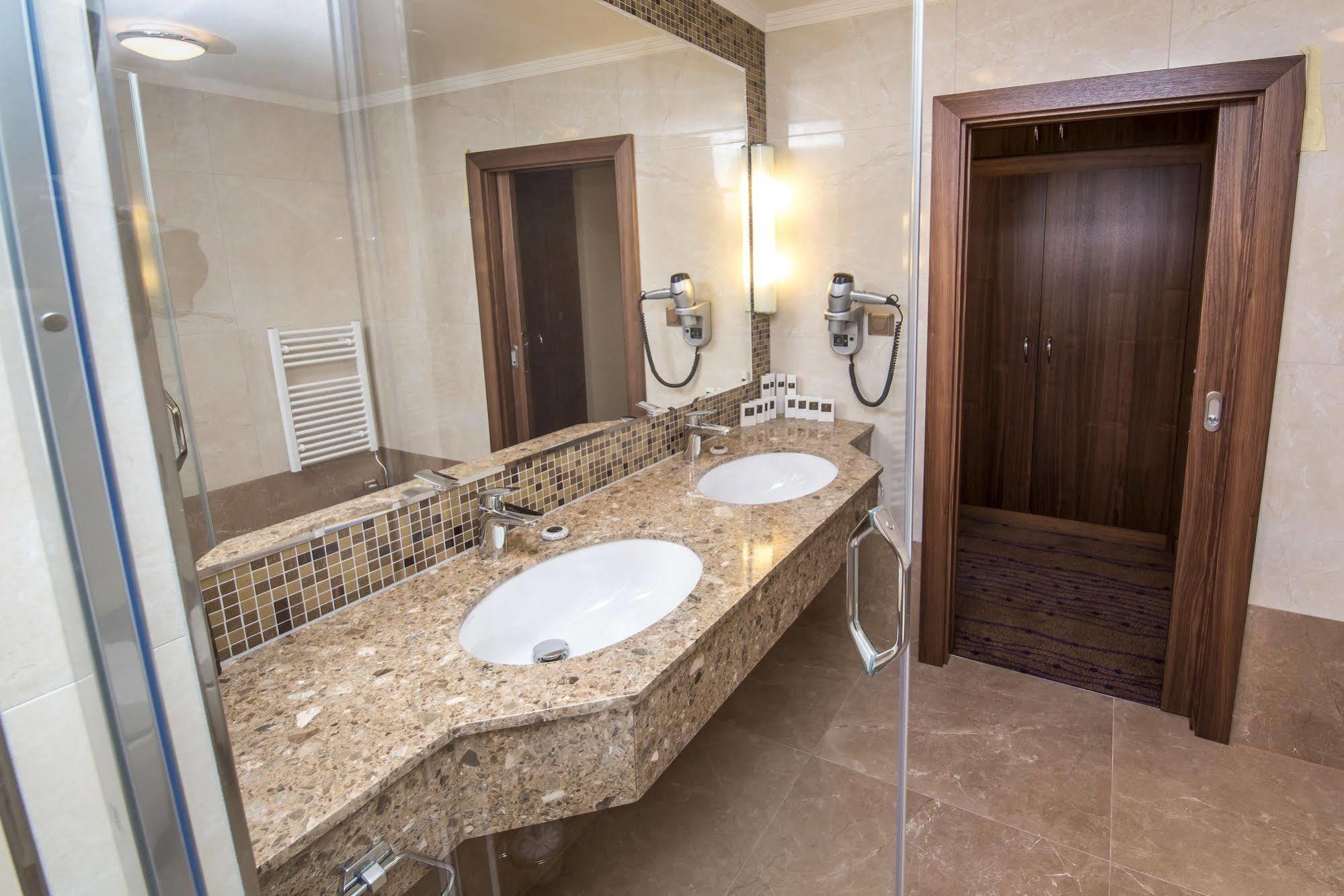 Merchants Crown And Hotel 5*