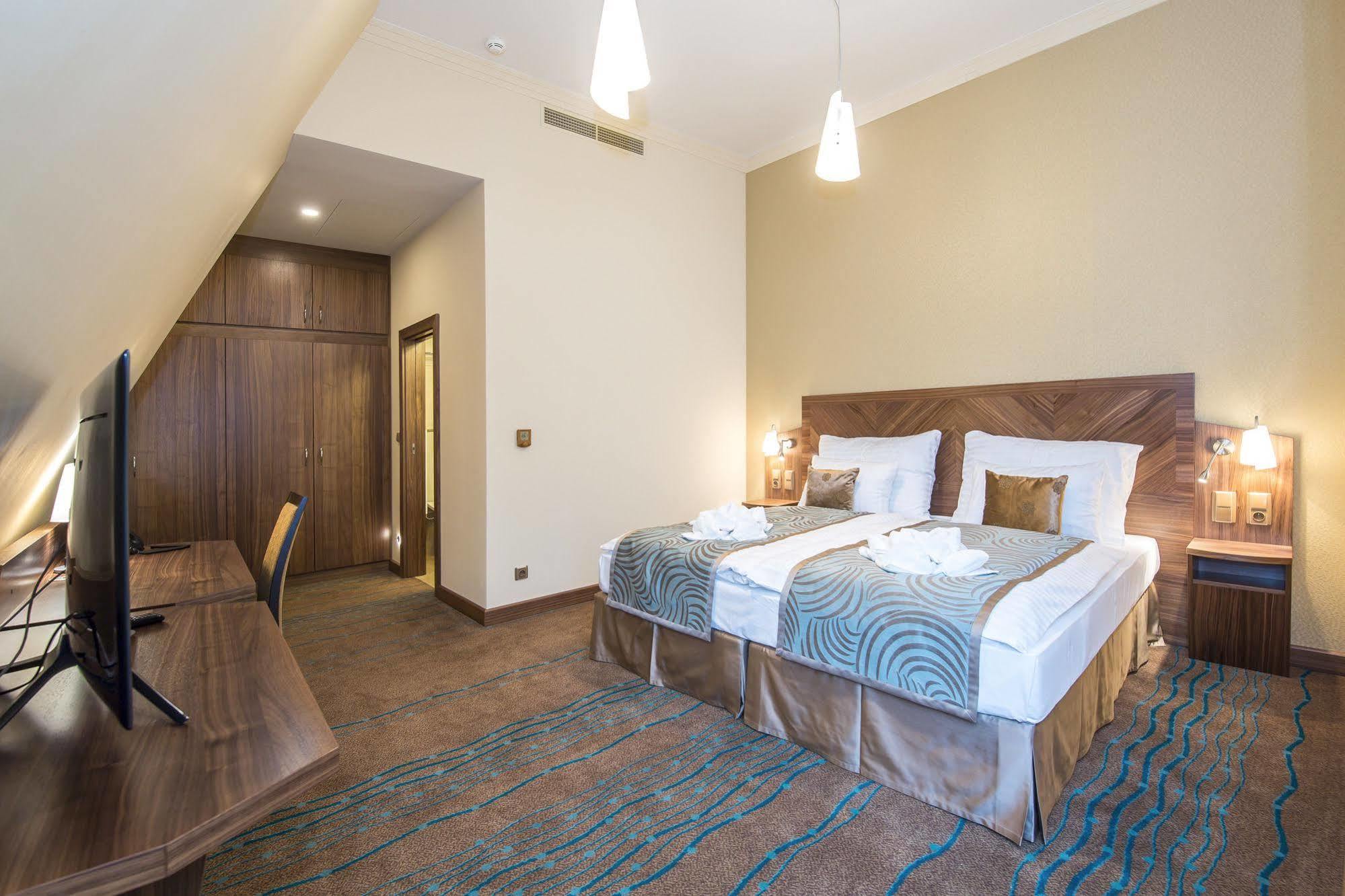 Merchants Crown And Hotel Prague