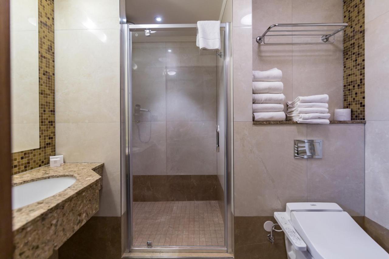 Merchants Crown And Hotel Prague