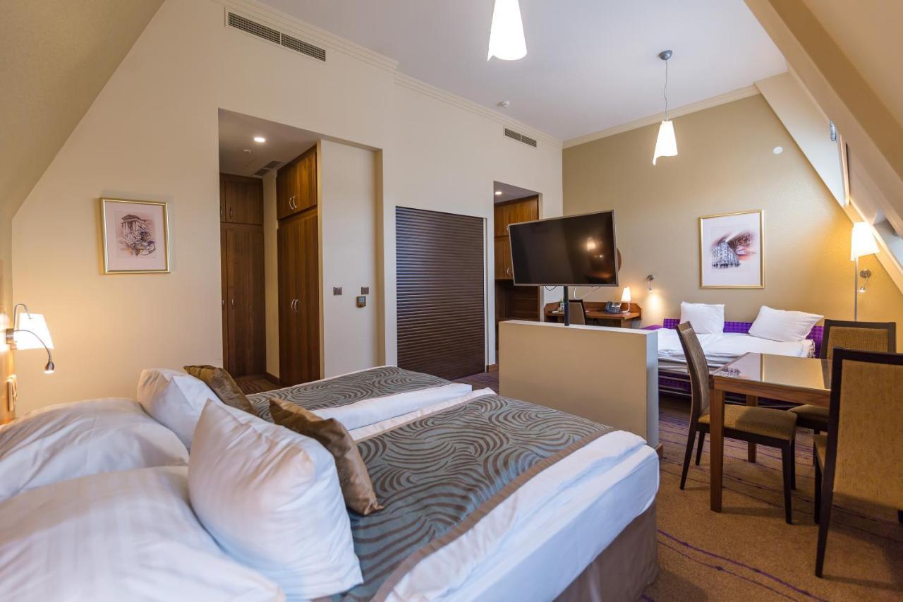 Merchants Crown And 5* Prague