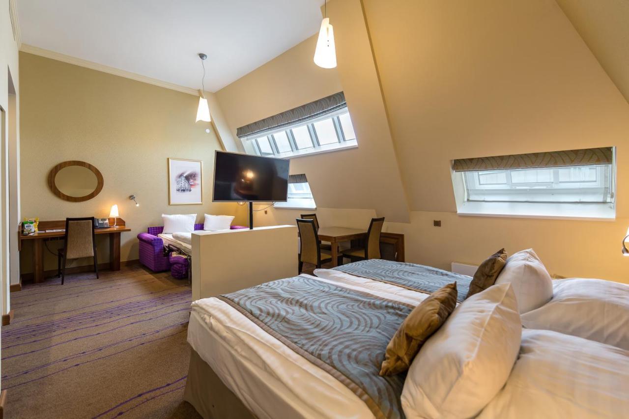 Merchants Crown And 5*